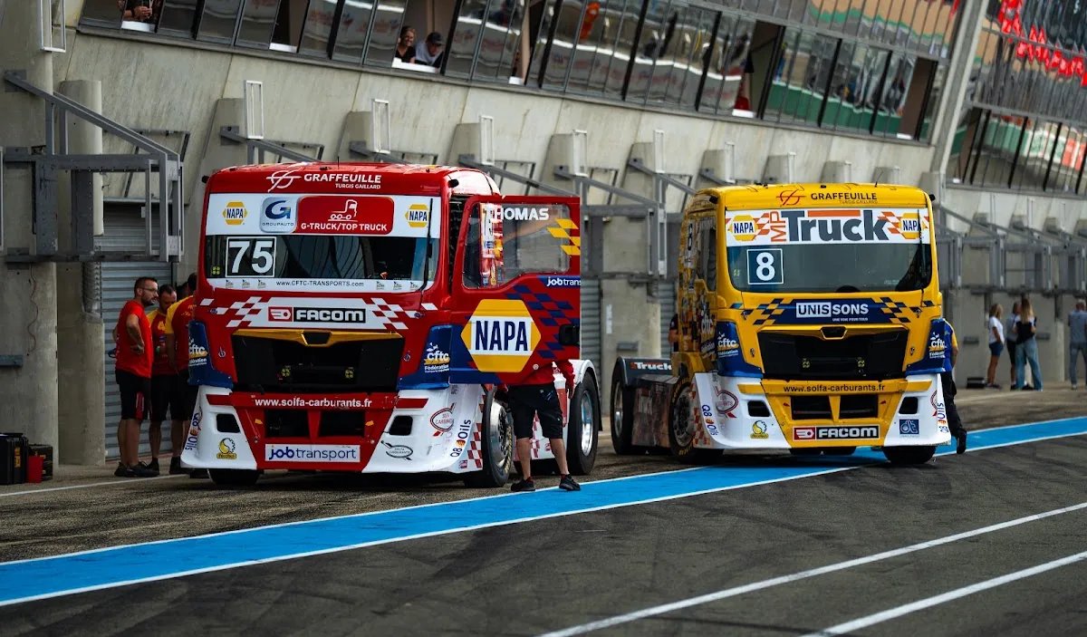 Les camions numéro 75 et numéro 8 de la Team Robineau côte à côte