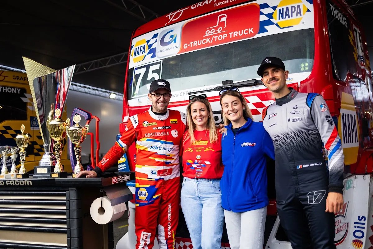La Team Robineau pose avec ses coupes après le titre à Albi