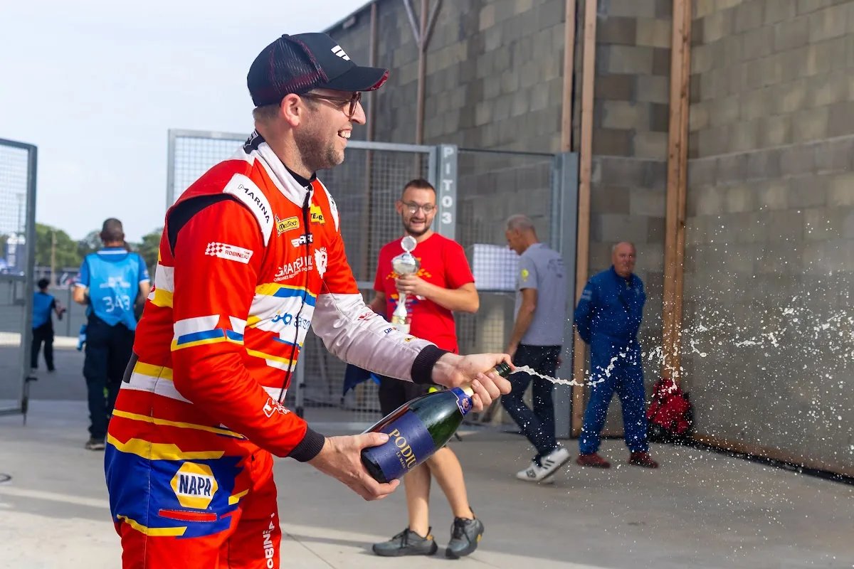 Thomas Robineau arrose le podium au champagne après sa victoire au Mans