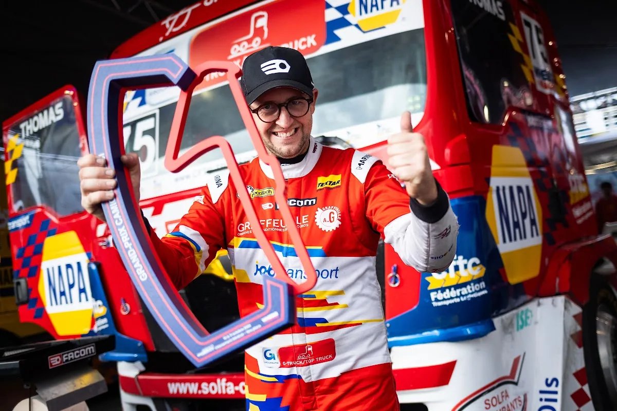 Thomas Robineau sourit avec le trophée de champion de France Camions 2026