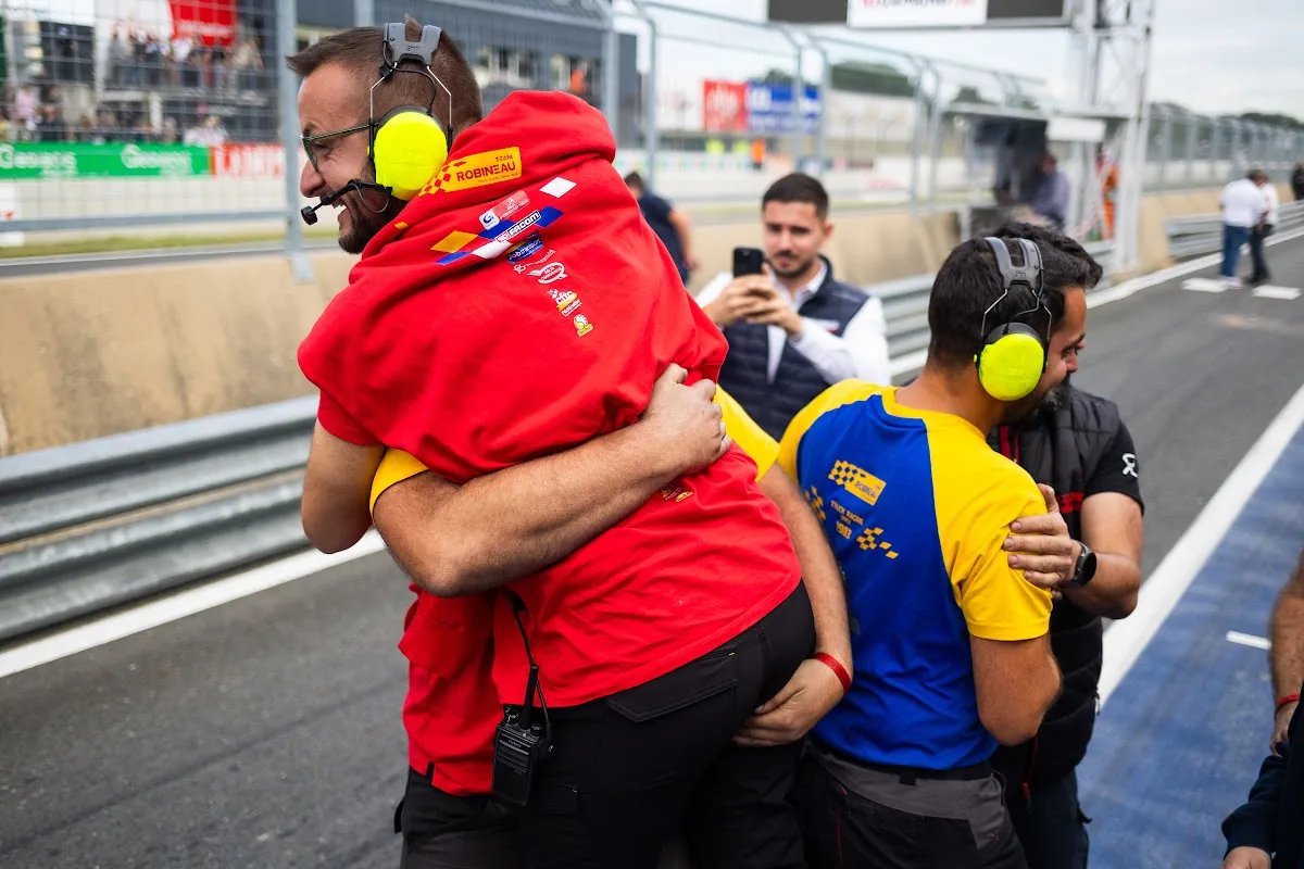 Accolade entre un pilote et un membre de la Team Robineau à Albi