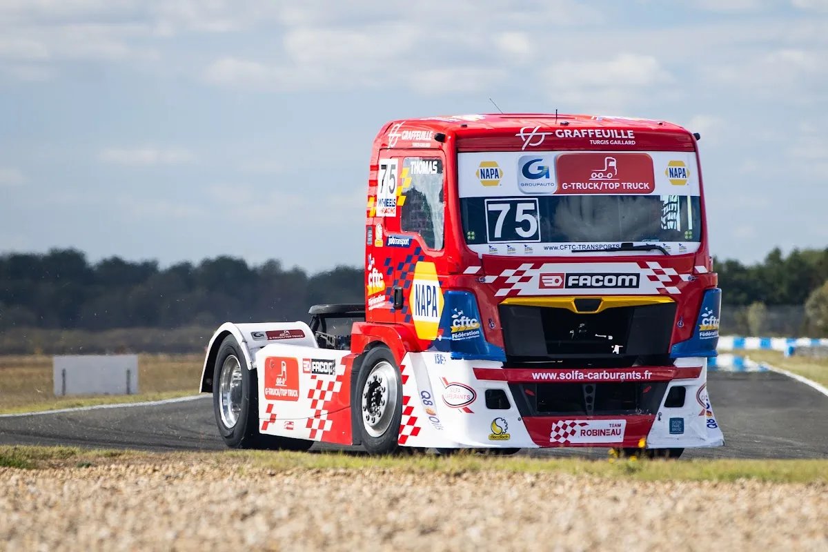 Le MAN numéro 75 de Thomas Robineau en piste sur le circuit d'Albi