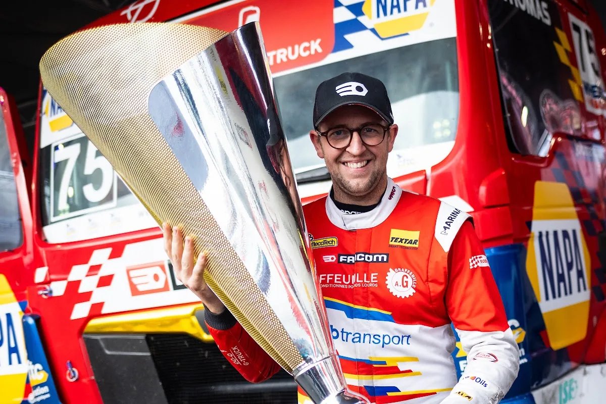 Thomas Robineau brandit le trophée de champion de France Camions 2026