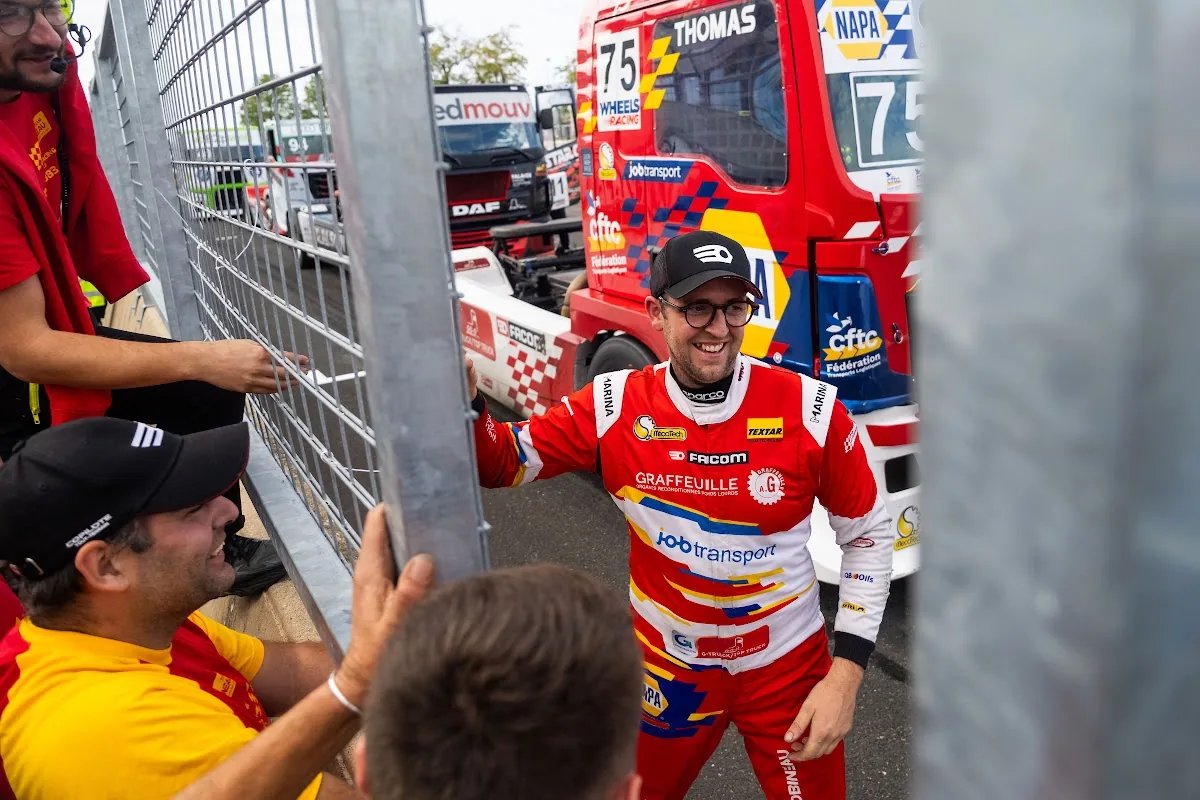 Thomas Robineau salue ses supporters derrière la grille du circuit d'Albi