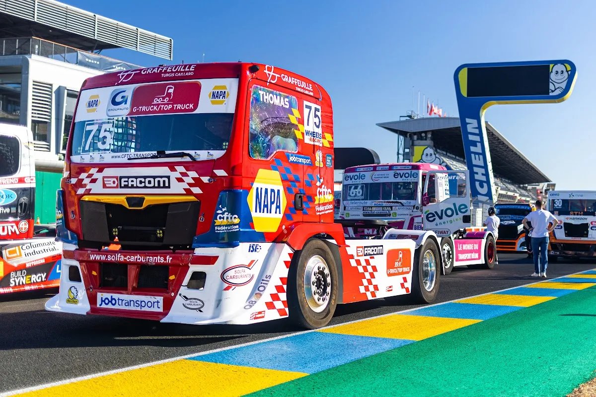 Le MAN numéro 75 de Thomas Robineau devant l'arche Michelin au Mans