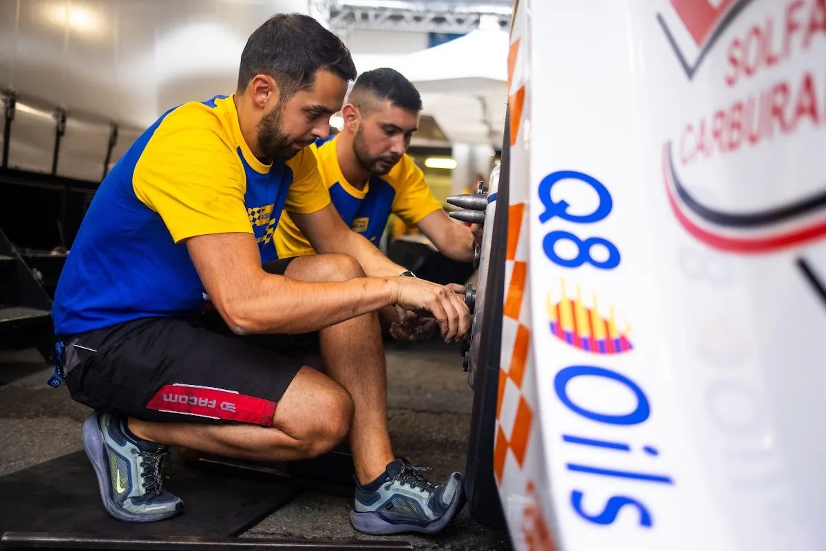 Deux mécaniciens de la Team Robineau travaillent sur le camion Solfa Carburants
