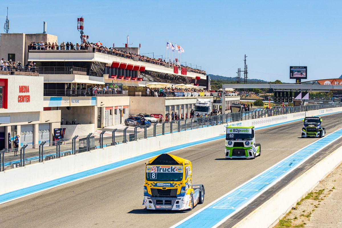 Le camion jaune #8 d’Anthony Robineau dans la ligne droite des stands du circuit Paul Ricard, devant les tribunes