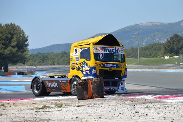 Le camion #8 d’Anthony Robineau arrêté en bord de piste au Castellet, le toit de la cabine décollé