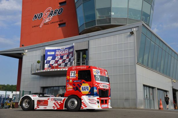 Le camion #75 de Thomas Robineau devant la tour de contrôle du circuit de Nogaro