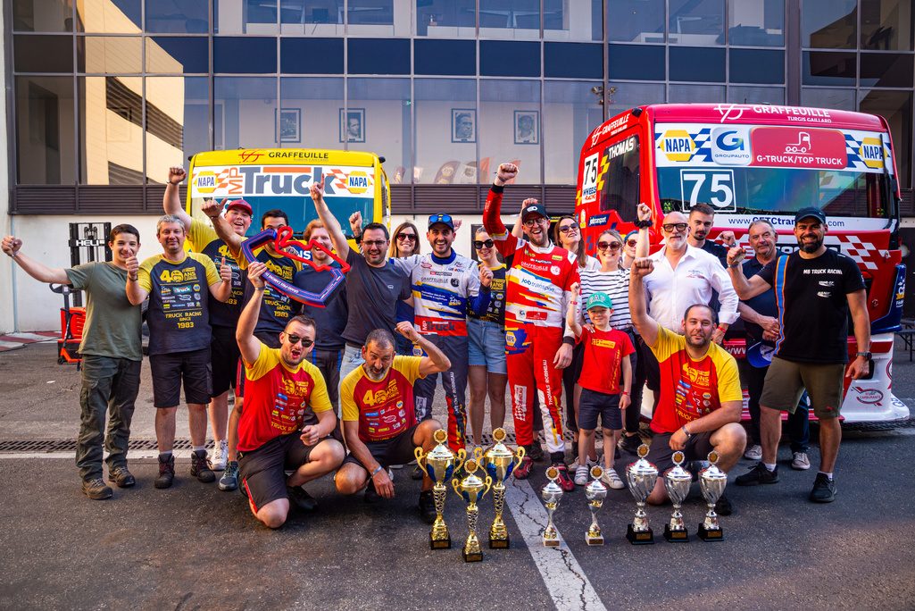 L’équipe Team Robineau au complet avec ses trophées devant les camions #8 et #75 au Castellet