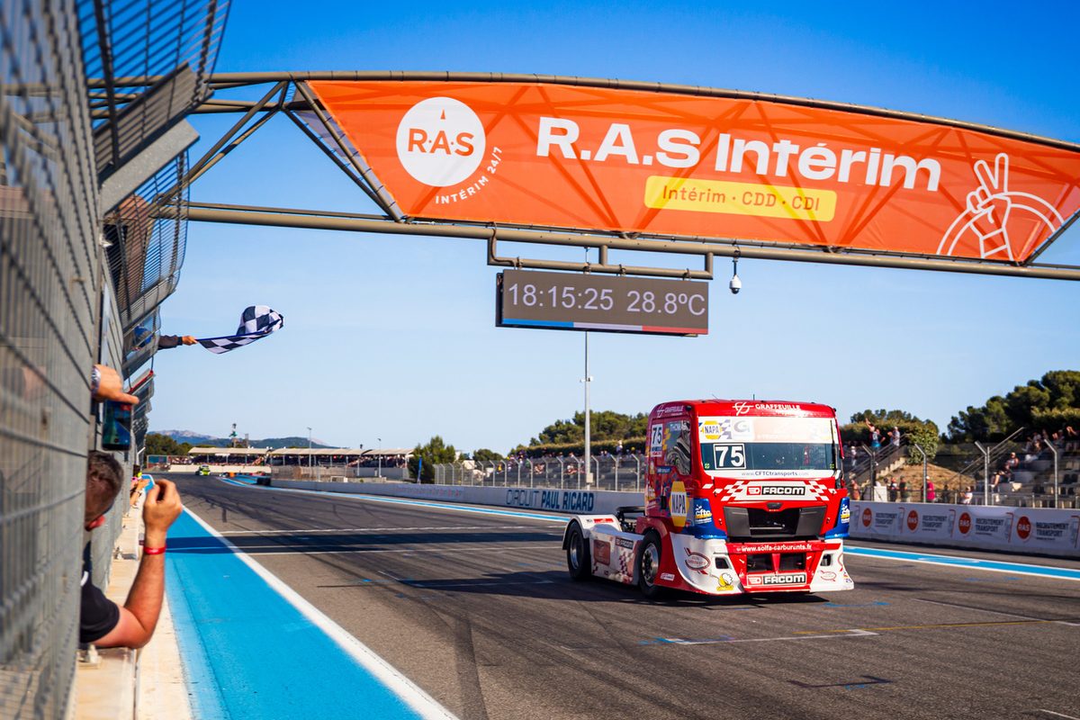Le camion #75 de Thomas Robineau franchit la ligne sous le drapeau à damiers au circuit Paul Ricard, GP Camions du Castellet 2026
