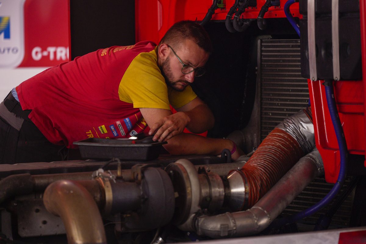 Un mécanicien de la Team Robineau penché sur le compartiment moteur et le turbo du camion #75 à Magny-Cours