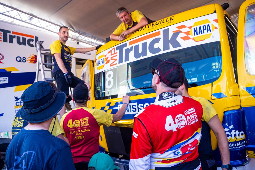 Les mécaniciens de la Team Robineau interviennent sur la cabine du camion #8 au Castellet