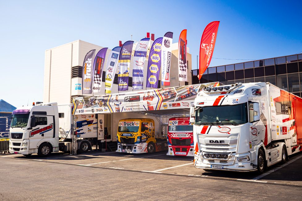 Le paddock de la Team Robineau au Castellet, avec les camions de course #8 et #75 et les camions d’assistance
