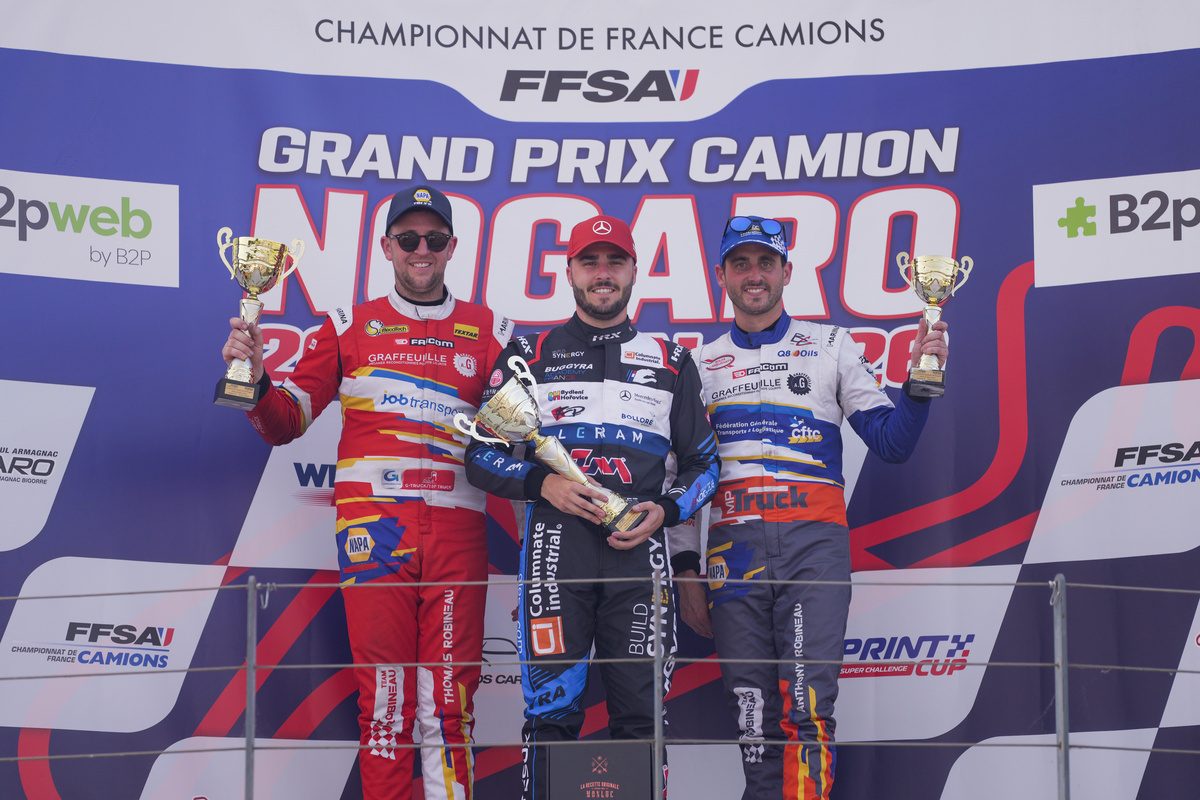 Podium de la course 4 à Nogaro : Thomas Robineau 2e, T. Calvet vainqueur et Anthony Robineau 3e, trophées en main