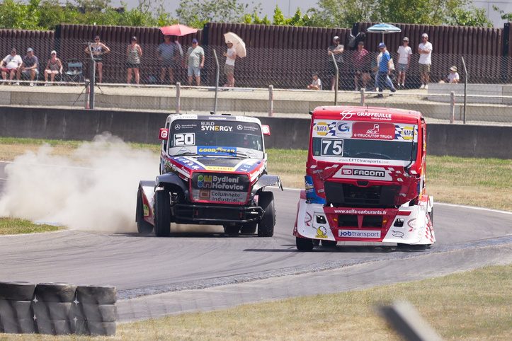 Le camion #75 de Thomas Robineau à la corde, en duel avec le camion #20 de T. Calvet à Nogaro