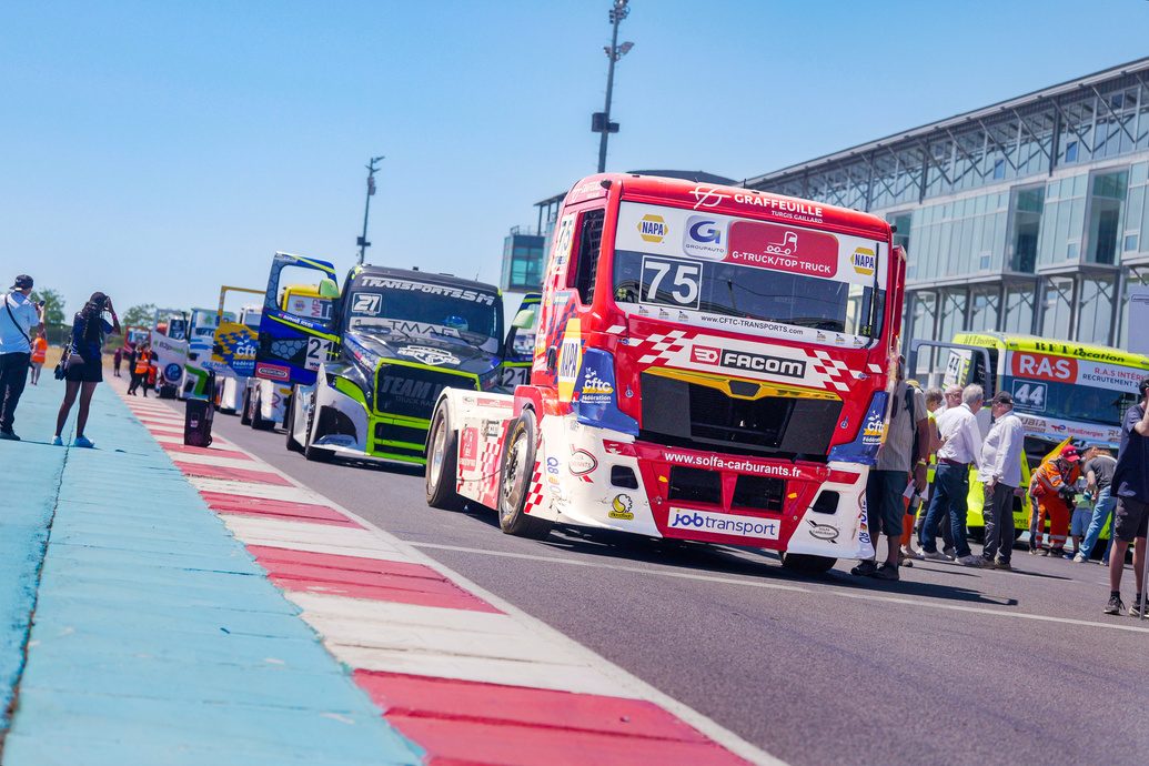 Le camion #75 de Thomas Robineau dans la voie des stands de Magny-Cours, en tête de la file de camions
